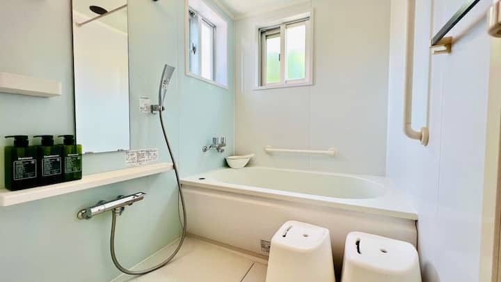 2面窓のある明るいバスルームです♪
ゆったりと使って頂けます。