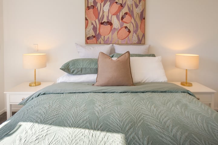 Habitación espaciosa: cama queen de calidad hotelera, ropa de cama blanda, cojines esponjosos y toallas frescas