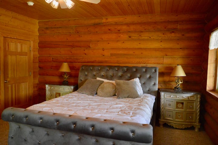 Master Bedroom. kitanda cha mfalme.