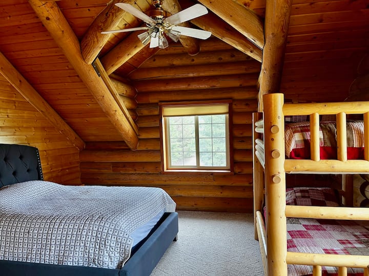 chumba cha kulala juu ya ngazi, kitanda cha malkia na bunkbeds tow