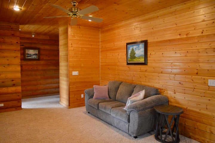 sebule iliyo na kitanda cha  kujificha. ukubwa kamili.