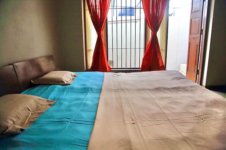 חדר שינה עם חדר רחצה צמוד ופטיו חיצוני