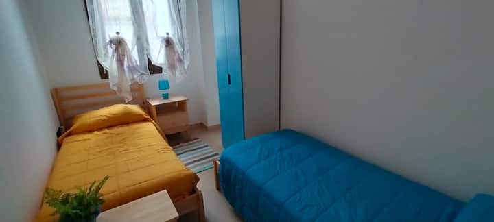 Dhomë gjumi me gardërobë dhe 2 krevate tek 