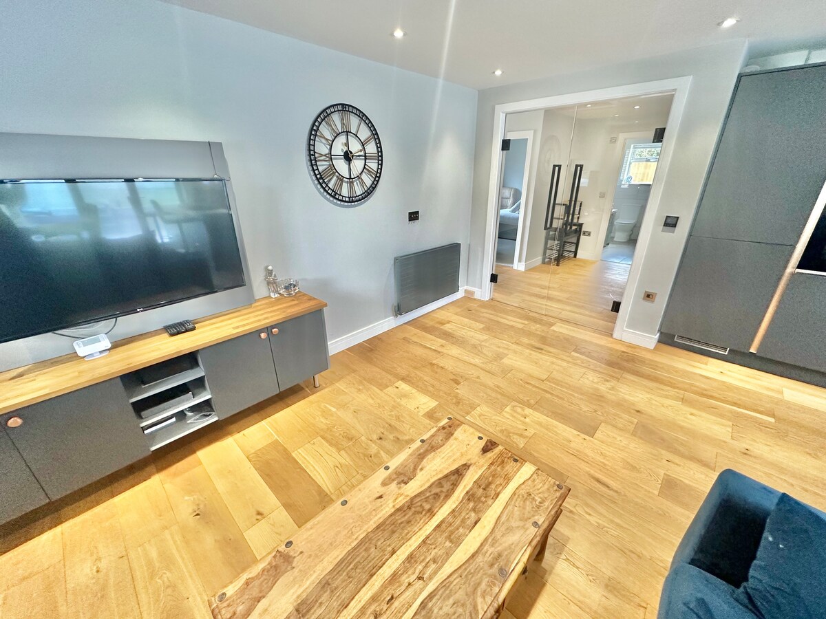 Top performing Airbnb: Stylish Coastal Retreat with Garden and Hot Tub in Holdenhurst Village