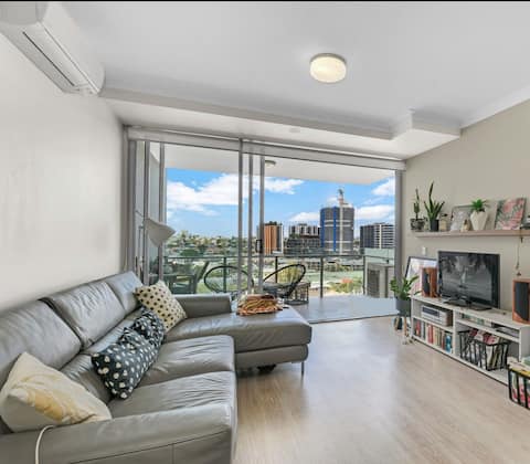 Top Airbnb: Light, clean apt in central location in South Brisbane