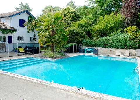House 5 bedrooms 3 bathrooms, 3 powder rooms, swimming pool, ping pong table