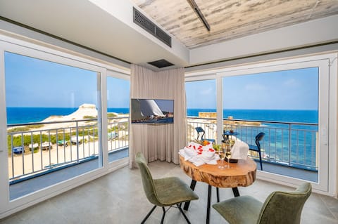 Seafront Luxury Suites - Modern 1st floor