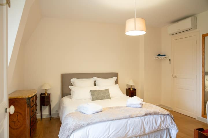 Chambre climatisée "Fleurie" avec vue sur le parc, lit de 160 cm