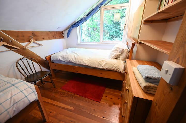 ห้องนอนชั้นบนมีเตียงเดี่ยวสองเตียง