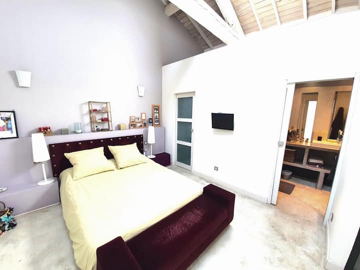 Chambre 1 • salle de bain avec baignoire et douche à l'italienne - dressing - vue piscine & jardin