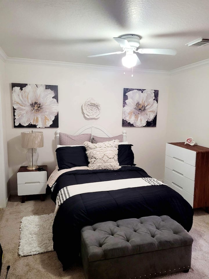 "The Flower Room" Upstairs Bedroom 1