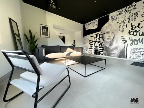 Maison Brigitte - Balnéo - Netflix - Cinema screen