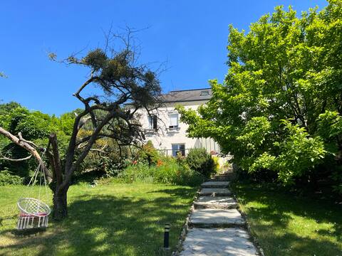 Master house with garden, 3 stations from Paris