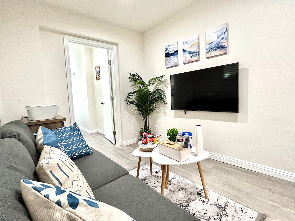 Top Airbnb: *NO Booking FEE*Private back house King bd/Parking in Monterey Park