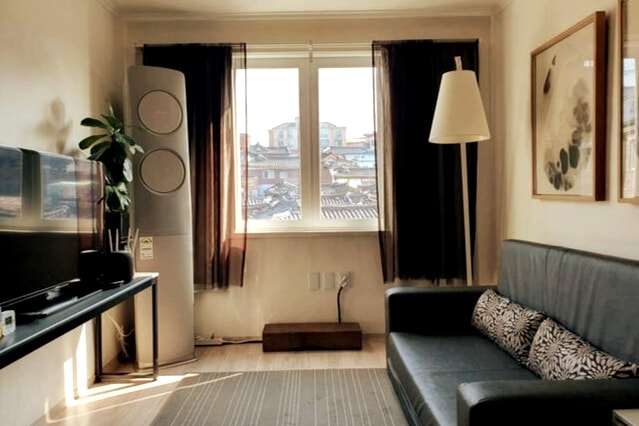  Obývačka (pohovka môže byť premenená na posteľ. - Poskytuje sa pre 5 osôb.) 