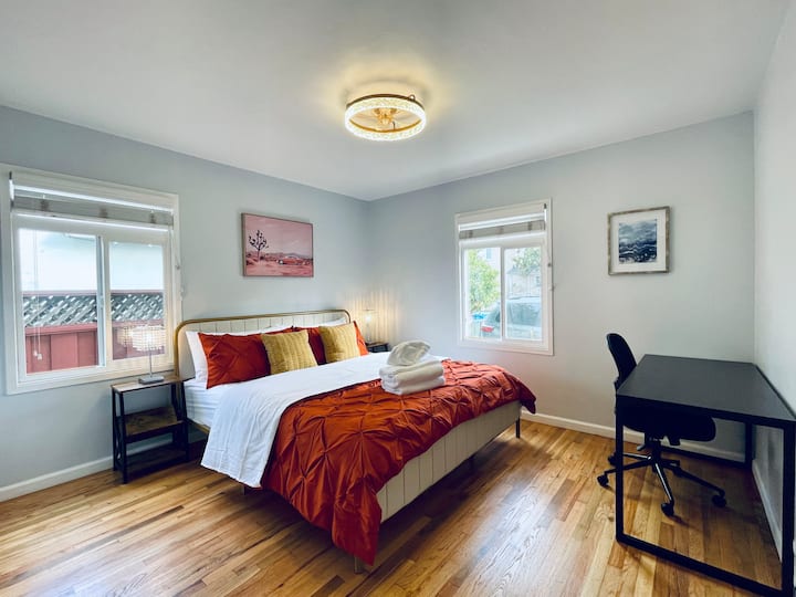 Chumba cha kulala cha Mwalimu na kitanda cha ukubwa wa King & Eneo la Kazi