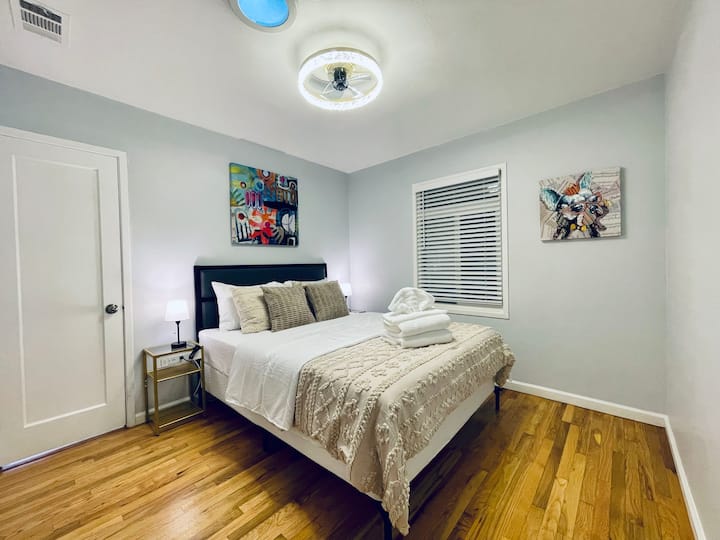 Chumba cha kulala cha 3 na kitanda cha ukubwa wa Malkia