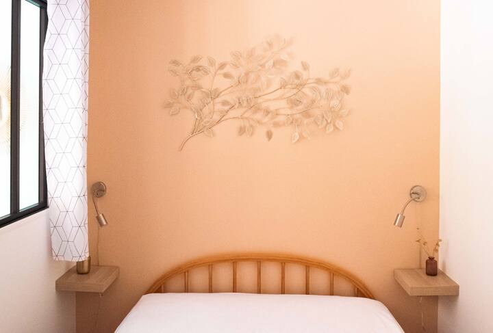 Quarto fechado com cama de casal