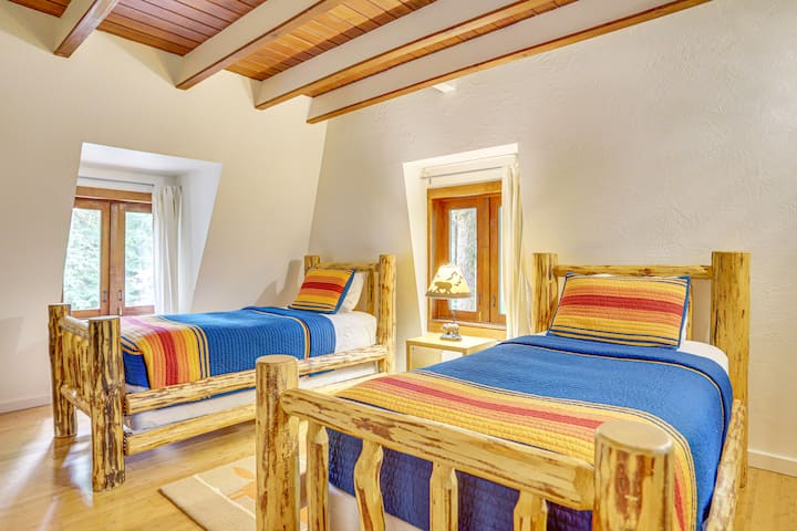Ფერადი Pendleton quilts და ხის ფიცარი ჭერი ხდის ამ განსაკუთრებით ლამაზი ოთახი ბავშვებისთვის, რომ მოზარდები ასევე შეუძლია კომფორტულად ისარგებლოს.