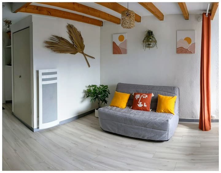 Kitanda aina ya sofa chenye godoro la koili za mifuko la ukubwa wa 140 x 190. Feni, rafu na kabati zinapatikana.