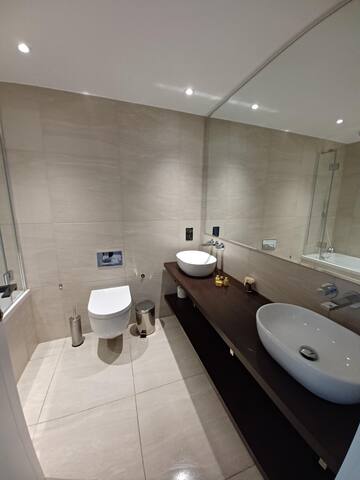 Luxurious 3 Bed 3 Bath Penthouse in Victoria gallery image 3