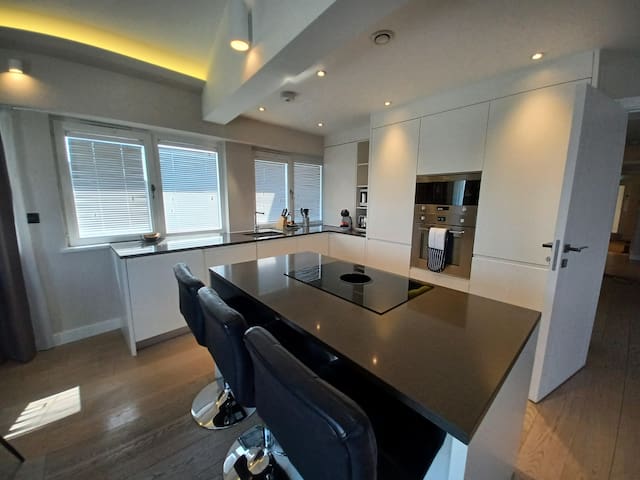 Luxurious 3 Bed 3 Bath Penthouse in Victoria