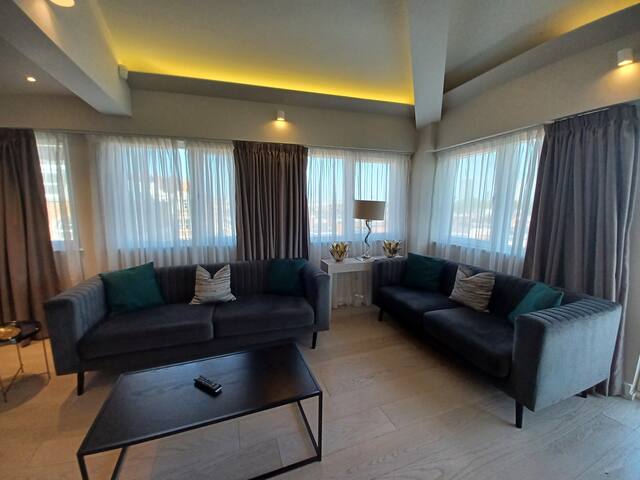 Luxurious 3 Bed 3 Bath Penthouse in Victoria gallery image 4