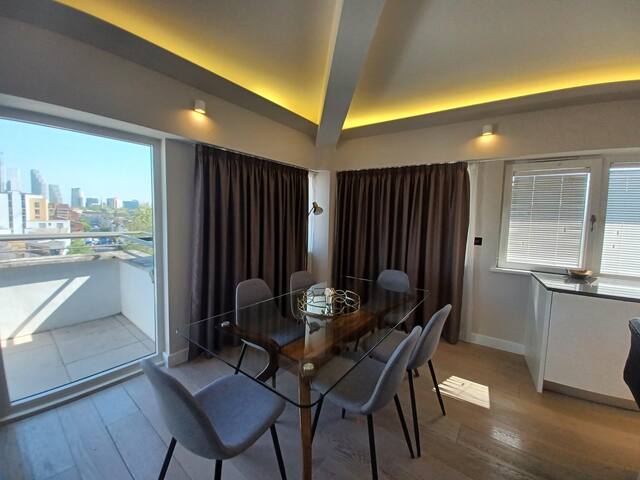 Luxurious 3 Bed 3 Bath Penthouse in Victoria gallery image 2