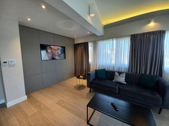 Luxurious 3 Bed 3 Bath Penthouse in Victoria gallery image 5