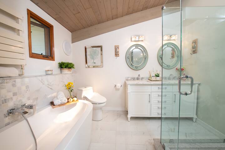 Luxury Vacation Home w/ Indoor Pool & Hot Tub gallery image 5