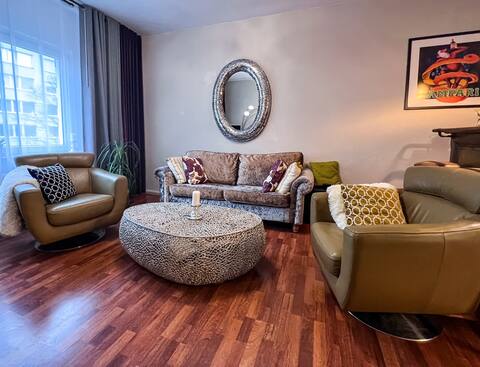 Top Airbnb: Big, Central Charming Apartment on Schaafenstraße in Altstadt Süd