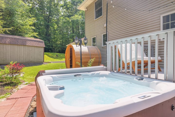 Pocono Oasis
Private Pool HotTub Sauna Game Room