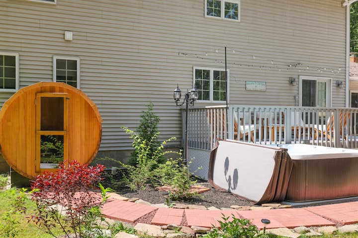 Pocono Oasis
Private Pool HotTub Sauna Game Room