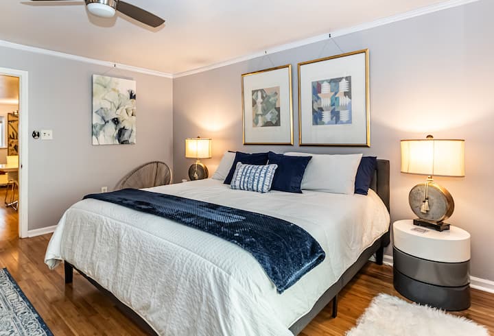 «Duerme bien» en tu cómoda cama tamaño king, perfecta para parejas o estancias en solitario.
