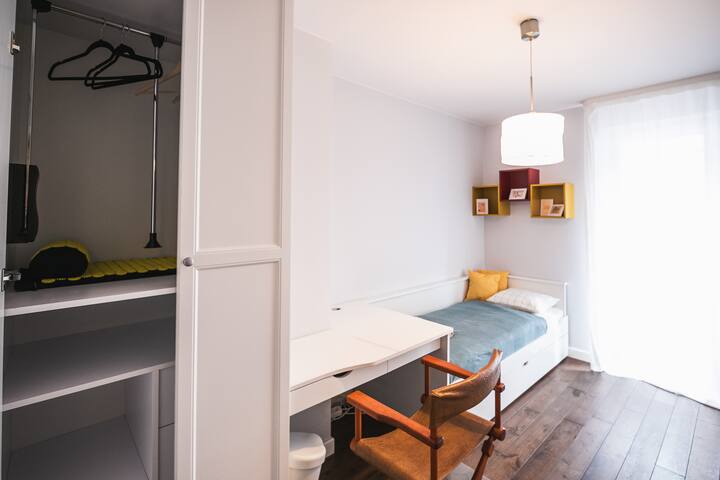 Një dhomë gjumi më e vogël me një krevat të vetëm 90x200, me aftësinë për të shpalosur dyshekun e dytë në fund, gjithashtu 90x200 cm. Dil nga dhoma në ballkonin e dytë me hapësirë të bollshme. 