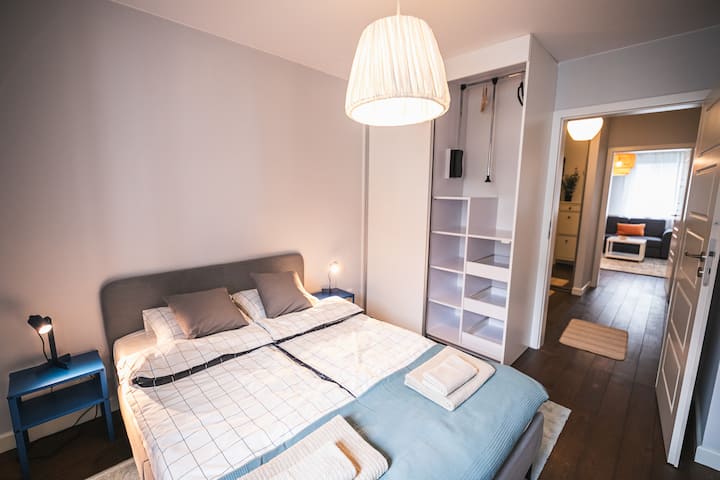 Dhomë gjumi me krevat dopio 140x200. Një grup me dy komodina dhe peshqirë të veçantë. Një dollap i madh dhe i gjerë.