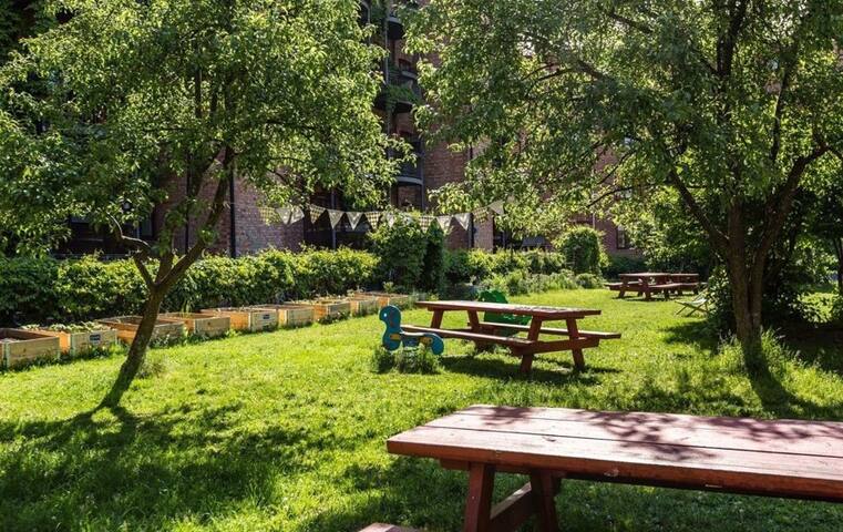 Central 4BR Loft w/ Peaceful Terrace & Huge Garden gallery image 5