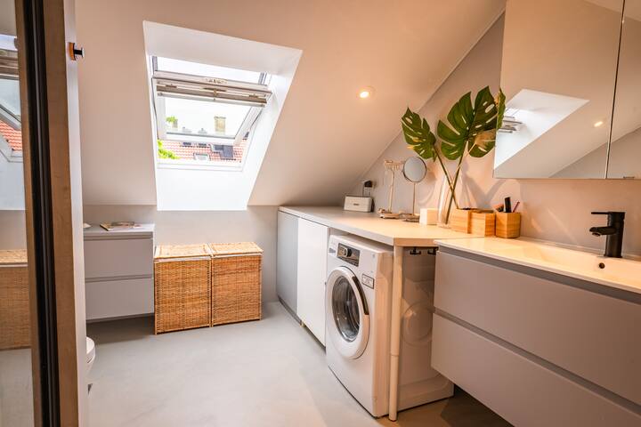 Central 4BR Loft w/ Peaceful Terrace & Huge Garden gallery image 3