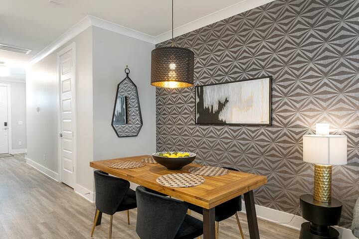 NEW 5-bed 4.5 Bath Perfect for Girls or Guys Trips gallery image 5