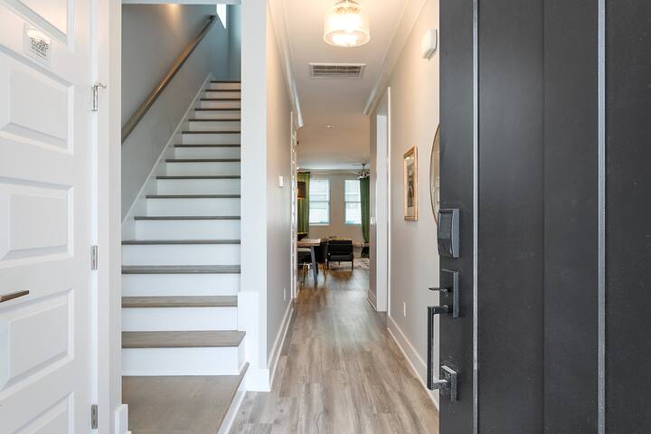 NEW 5-bed 4.5 Bath Perfect for Girls or Guys Trips gallery image 4