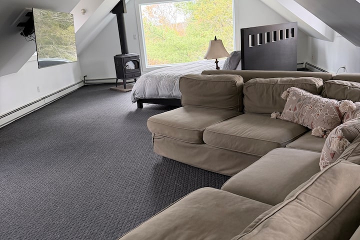 חלל פתוח עם מיטת קינג סייז וספה נפתחת