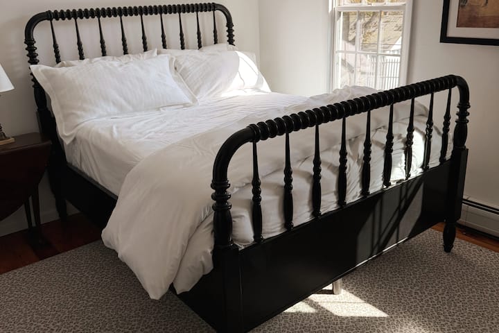 מיטת קווין סייז מפוארת על מיטת מזחלת