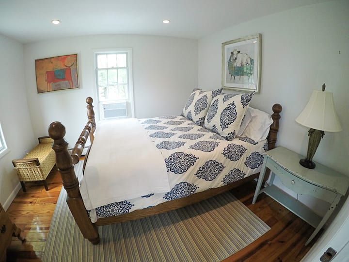 חדר שינה 2 עם מיטת קווין סייז נוחה, שידה ונוף לחצר האחורית