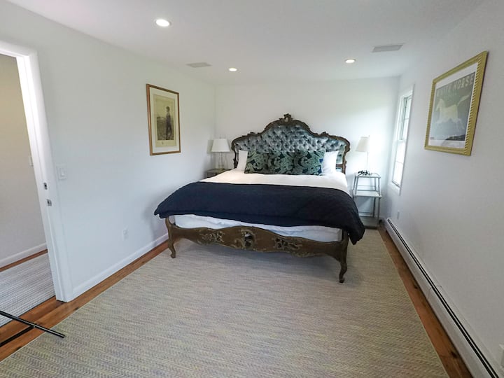 חדר הקפטן עם מיטת קינג סייז קטיפה, שידה וכיסא 