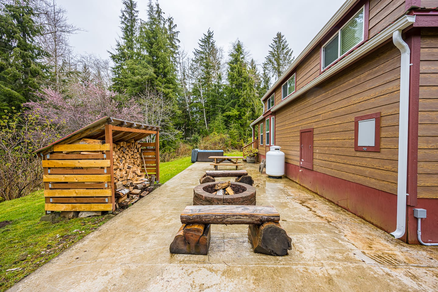 ElkCreekInn: Creekside Tiny Home photo 8