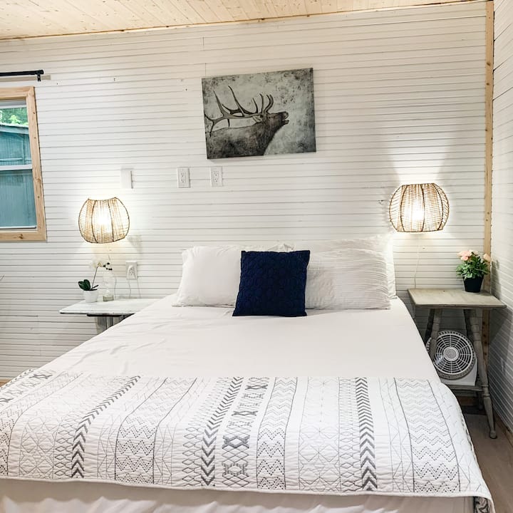 Დედოფლის ზომის საწოლი ზედა დონეზე.