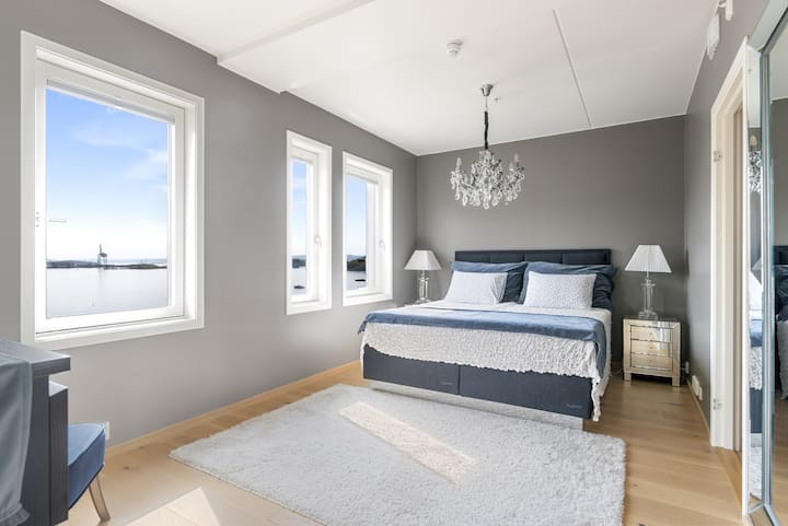 Glavna spavaća soba je poput apartmana sama po sebi, velika i ekskluzivna s čvrstim, ukusnim bračnim krevetom i ukusnim interijerom. Ulazni ormar i privatna kupaonica pripadaju „apartmanu”. 