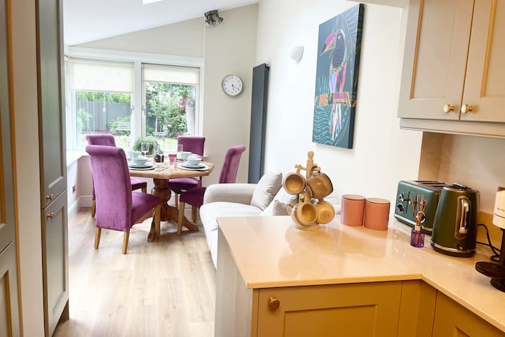 Fashionable Chic Townhouse in D4