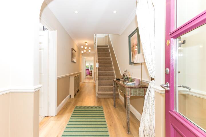 Fashionable Chic Townhouse in D4 gallery image 4