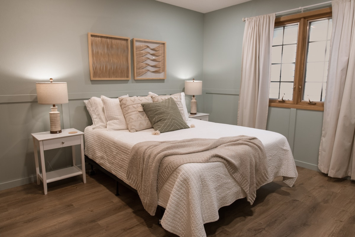 ห้องนอนที่สองที่เงียบสงบของเรามีเตียงควีนไซส์และตู้เสื้อผ้าขนาดกำลังดีที่สามารถรองรับข้าวของของคุณสำหรับการเข้าพักระยะสั้นหรือระยะยาว มีพอร์ตชาร์จโทรศัพท์บนโคมไฟข้างเตียงทั้งสองข้างเพื่อให้คุณสามารถปิดโทรศัพท์ของคุณได้